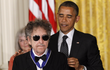 V roce 2012 udělil Obama Dylanovi nejvyšší státní ocenění. Bob nechtěl jít na focení s Obamovými. 