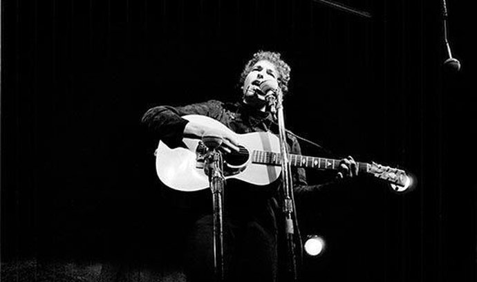 Bob Dylan na Newport Folk Festival v roce 1964.