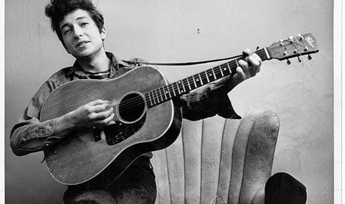 Do New Yorku přijel Bob Dylan v roce 1961. Hned poté si sedl k psacímu stroji a začal psát své básně, které dokázal umně předělat na písně.