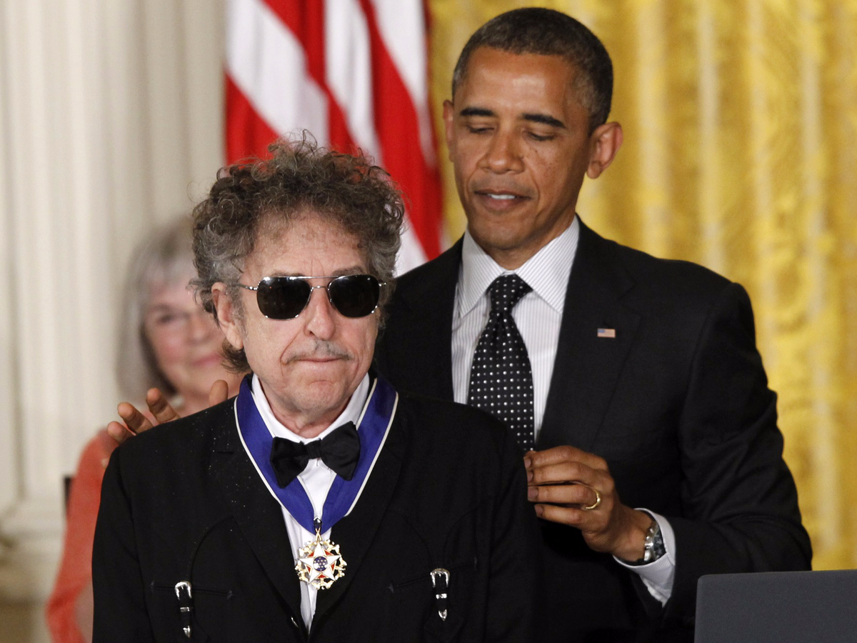 V roce 2012 udělil Obama Dylanovi nejvyšší státní ocenění. Bob nechtěl jít na focení s Obamovými. 