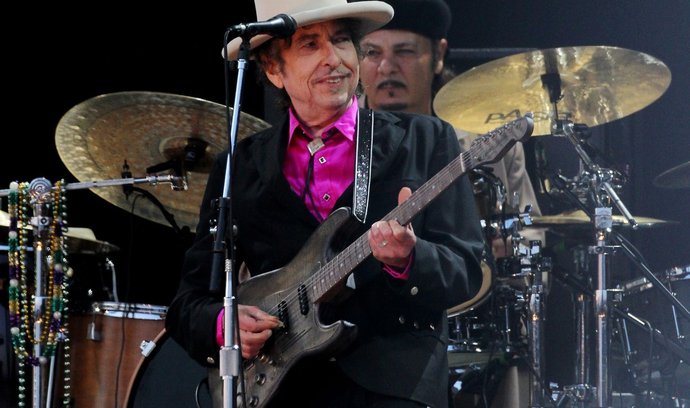 Písničkář Bob Dylan i ve svém pokročilém věku čile koncertuje. 