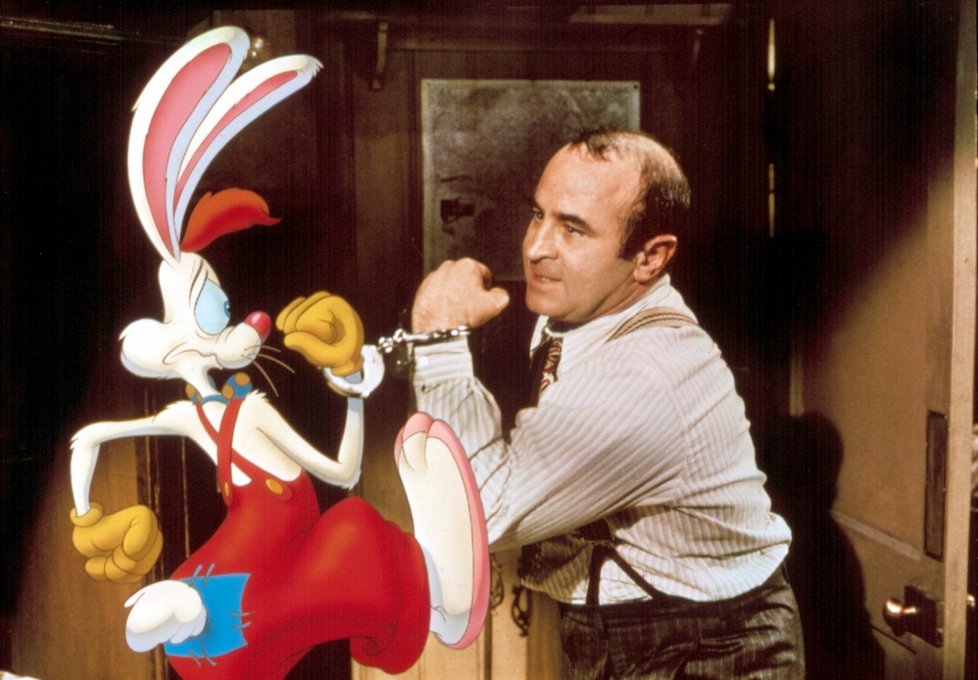 Bob Hoskins ve svém nejslavnějším snímku Falešná hra s králíkem Rogerem.