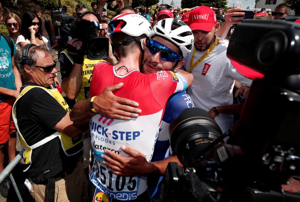 Bob Jungels objímá vítězného parťáka Fernanda Gaviria