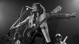 Bob Marley proslavil jamajskou hudbu až v Británii. Zemřel kvůli zranění z fotbalu a odporu k západní medicíně Bob Marley proslavil jamajskou hudbu až v Británii. Zemřel kvůli zranění z fotbalu a odporu k západní medicíně