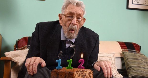 Nejstarší muž na světě (†112) podlehl rakovině. Poslední oslavu zhatil koronavirus
