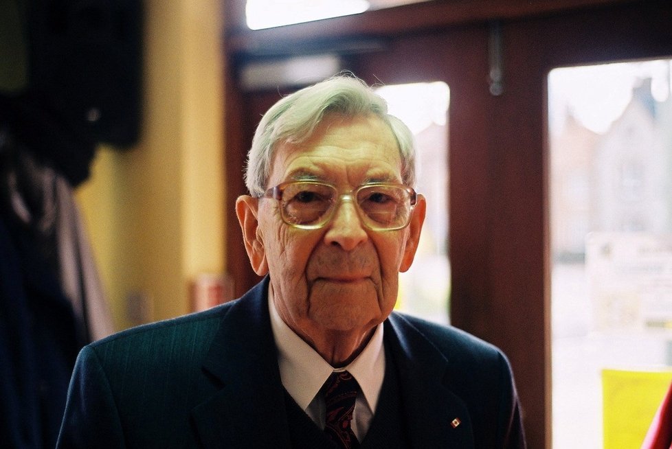 Bob Weighton v roce 2008, kdy mu bylo 100 let.