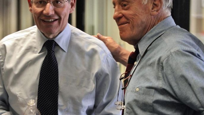 Bob Woodward (vlevo), jeden z hlavních strůjců aféry Watergate, a Ben Bradlee (vpravo)