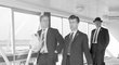 Bobby Charlton (vlevo) a Bryan Douglas v roce 1962