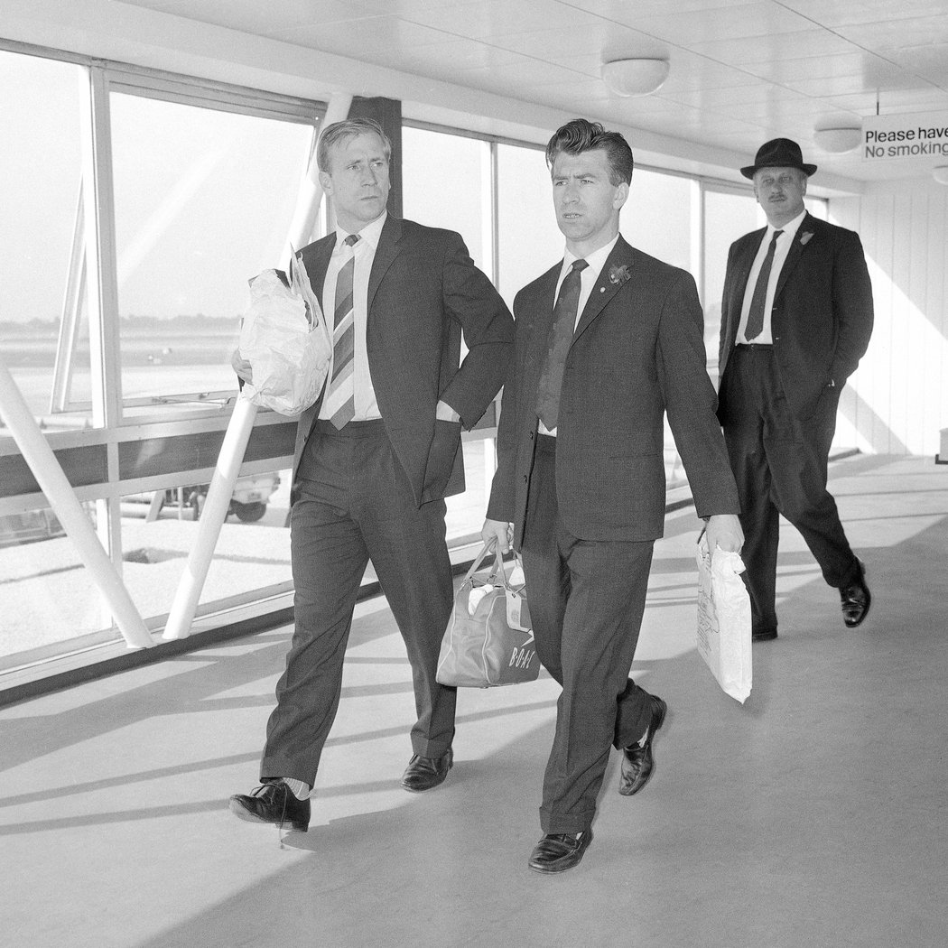 Bobby Charlton (vlevo) a Bryan Douglas v roce 1962