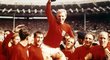 Sir Bobby Charlton je legendou nejen Manchesteru United, ale i anglické reprezentace, se kterou slavil památný titul na domácím MS 1966.