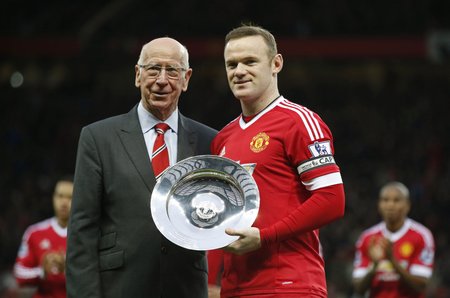Legendární Sir Bobby Charlton a útočník Manchesteru United Wayne Rooney