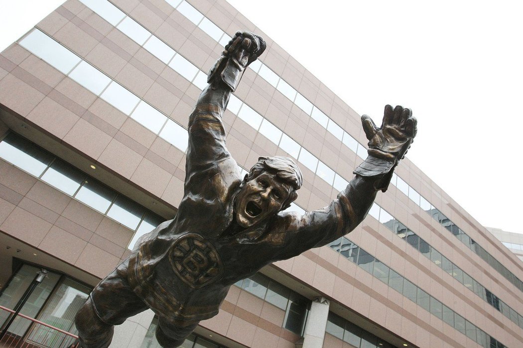 *1948, Bobby Orr: Tento Kanaďan byl vybrán mezi 100 nejlepších hokejových hráčů historie. Dvakrát vyhrál Stanley Cup a v obou případech vstřelil vítězné góly, přestože hrál na pozici obránce. Bobby Orr má v Bostonu sochu zachycující nejslavnější okamžik jeho kariéry, rozhodující gól finále Stanley Cupu 1970