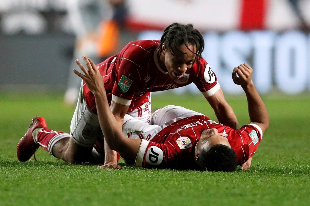 Bobby Reid a Korey Smith slaví rozhodující gól do sítě Manchesteru United