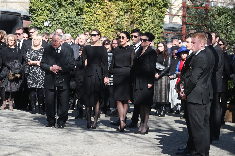 Pohřeb manžela Jany Bobošíkové Pavla Bobošíka - tatínek František Bobošík, který mával za rakví.