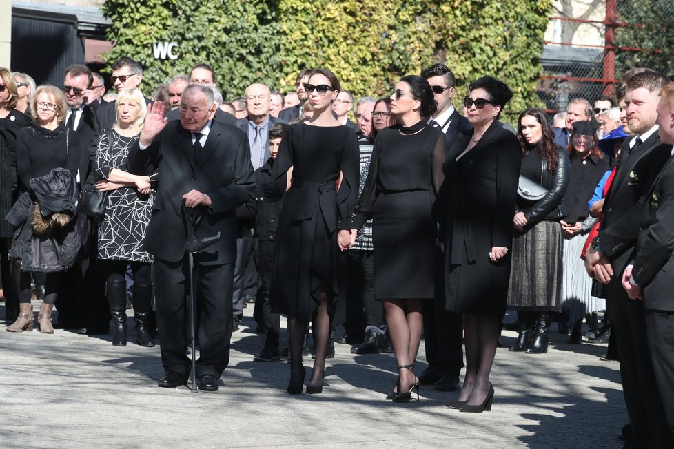 Pohřeb manžela Jany Bobošíkové Pavla Bobošíka - tatínek František Bobošík, který mával za rakví.