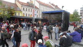 Kapela Bobošíkové zahrála na Andělu pro zejména pro voliče, kteří většinu dne tráví diskusemi před místním supermarketem.JPG Bobošíkové kapela zahrála na Andělu pro zejména pro voliče, kteří většinu dne tráví diskusemi před místním supermarketem