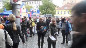 Čiperné ODSačky se u východu metra postavily před konkurenci z Hlavu vzhůru