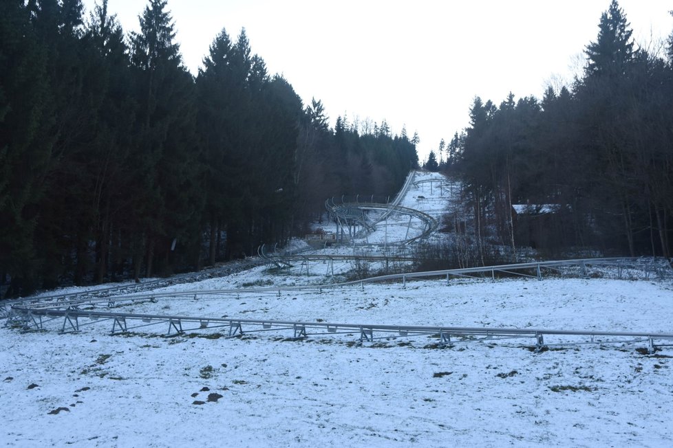 Beskydy mají novou atrakci, bobovou dráhu. Stojí na sjezdovce na úbočí Kněhyně, kde se už léta kvůli nedostatku sněhu nelyžovalo.