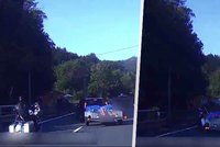 Palubní kamera zachytila děsivou nehodu na Karlovarsku: Auto při odbočování smetlo motorkáře