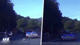 Děsivá nehoda auta a motorkáře v obci Boč