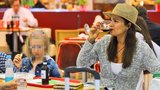 Začátek dovolené Bočanové s dcerou Márinkou (14): Lahvinka vína už na letišti!