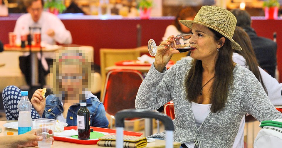 Mahulena Bočanová odjela s dcerou Márinkou na dovolenou. Předtím stihla vypít lahvinku červeného.