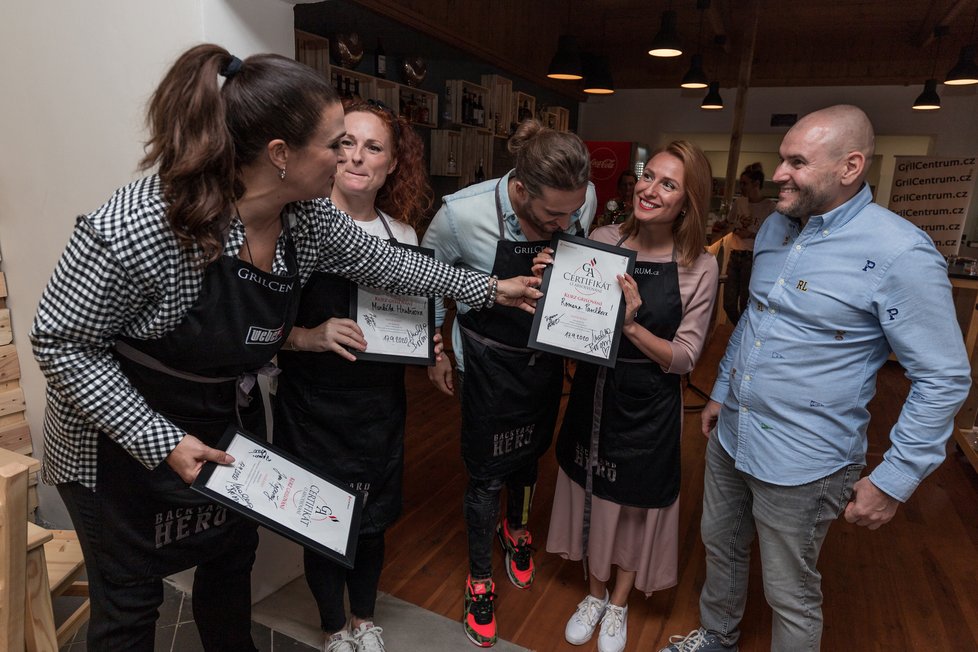 Všechny celebrity dostali certifikát o absolvování kurzu