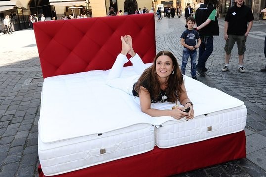 Mahulena si postel vyzkoušela uprostřed Staroměstského náměstí