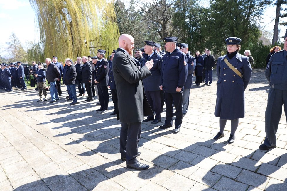 Na Ústředním hřbitově v Brně proběhlo poslední rozloučení s válečným veteránem, pilotem RAF, generálem Emilem Bočkem (†100).Přišel i britský velvyslanec Matthew Field.