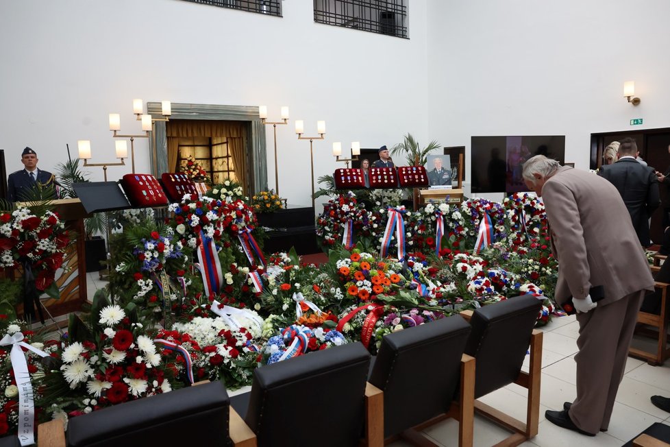 Na Ústředním hřbitově v Brně proběhlo poslední rozloučení s válečným veteránem, pilotem RAF, generálem Emilem Bočkem (†100).