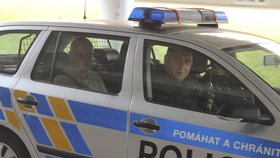 Policie odvází Romana Bočka z jednání o vazbě
