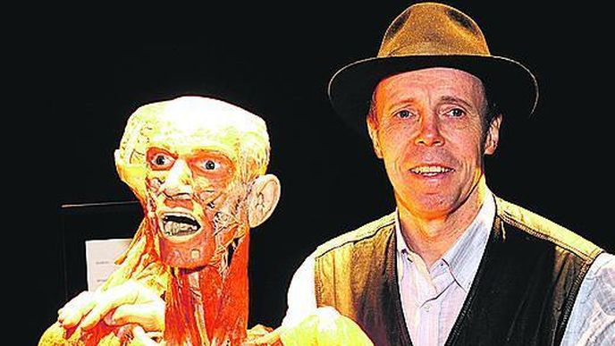Doktor Smrt s jedním ze svých výtvorů. Doktor Smrt s jedním ze svých výtvorů.
