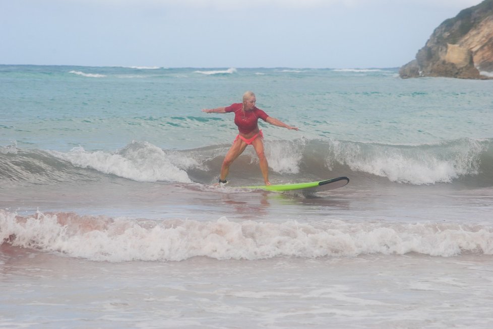 Velkou zálivu si Sharon našla v surfování, se kterým začala až ve svých 63 letech.