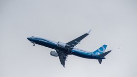 Boeing 737 MAX: Verze s exitem za křídlem.