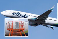 Šokující příčina díry v boeingu MAX: Chyběly čtyři šrouby, odhalili vyšetřovatelé