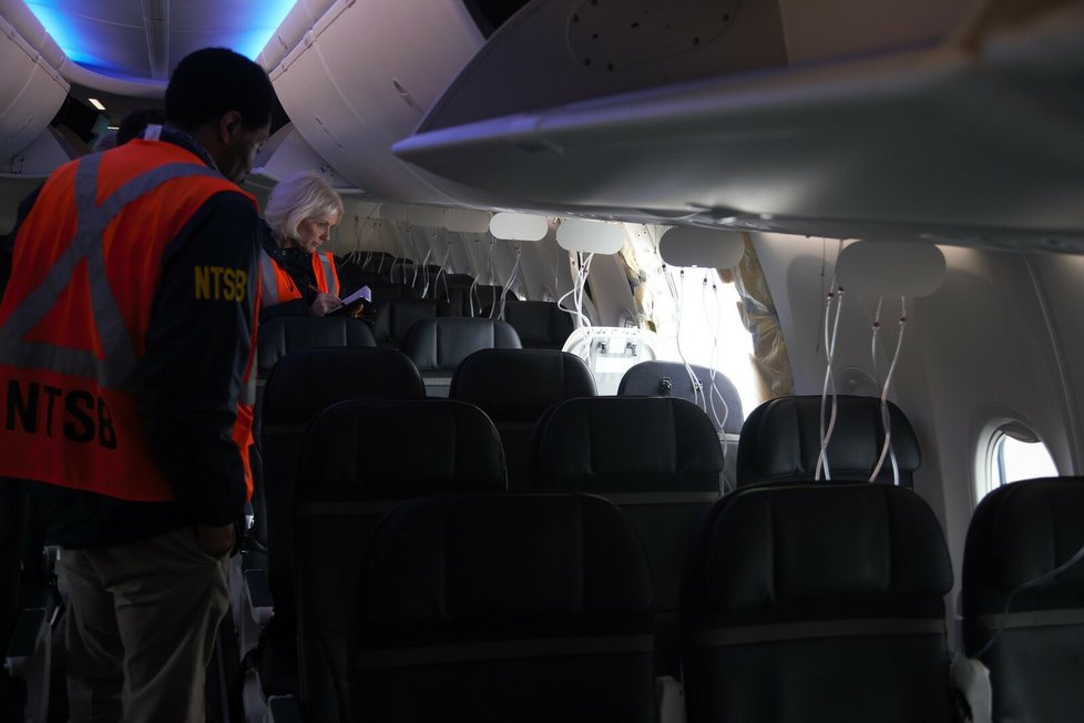 Vyšetřování nehody: Boeingu 737 MAX 9 odpadl kus trupu (8. 1. 2024).