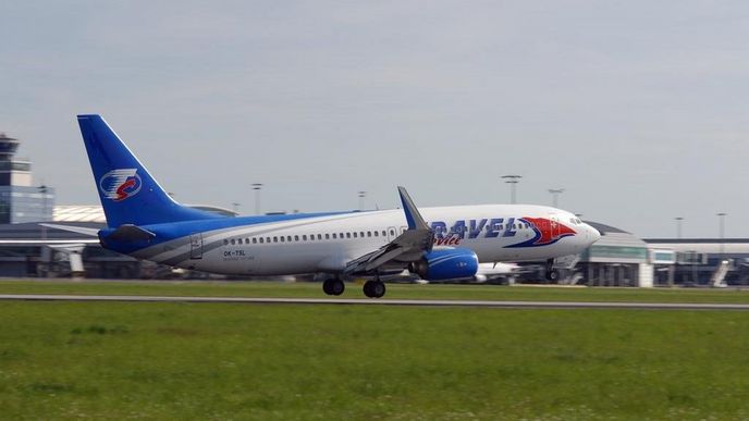 Boeing 737 aerolinek Travel Service na letišti v Praze