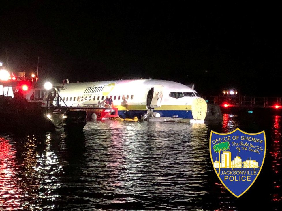 Boeing 737 poblíž amerického města Jacksonville skončil v řece. (4. 5. 2019)