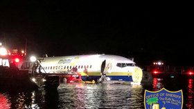 Boeing 737 poblíž amerického města Jacksonville skončil v řece (4. 5. 2019)