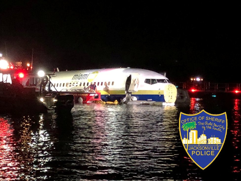 Boeing 737 poblíž amerického města Jacksonville skončil v řece. (4. 5. 2019)