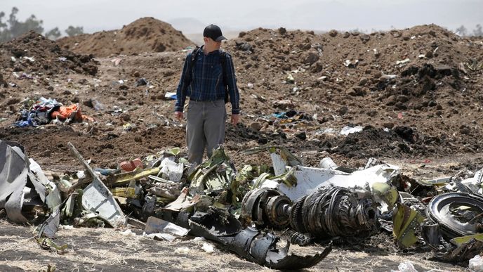 Při tragédii Boeingu 737 MAX 8 vyhaslo 157 životů.