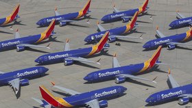 Přiznání Boeingu: O závadě strojů 737 MAX 8, která stála 346 životů, věděl rok