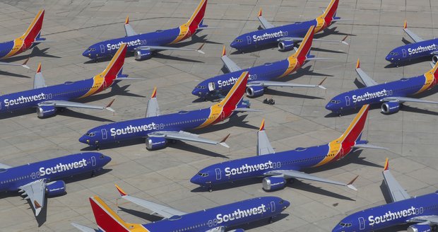 Přiznání Boeingu: O závadě strojů 737 MAX 8, která stála 346 životů, věděl rok