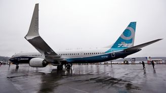 Osmiprocentní propad. Akcie výrobce letadel Boeing reagují na nehodu, kdy při letu odletěla část trupu