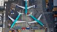Boeingy 737 MAX v různých fázích montáže se hromadí i na odstavných plochách kolem továren výrobce
