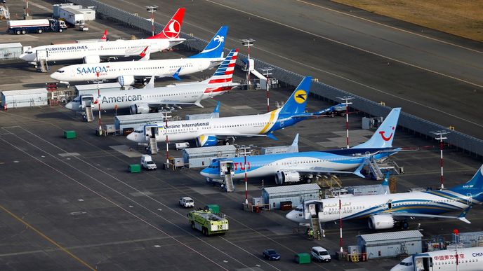 Boeingy 737 MAX v různých fázích montáže se hromadí i na odstavných plochách kolem továren výrobce