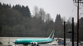 Boeing po problémech s řadou 737 MAX loni dodal pouze 380 strojů. Předstihl ho Airbus