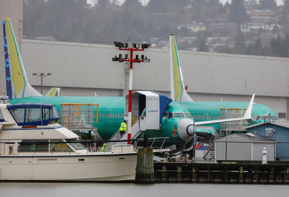 Boeing po problémech s řadou 737 MAX loni dodal pouze 380 strojů. Předstihl ho Airbus