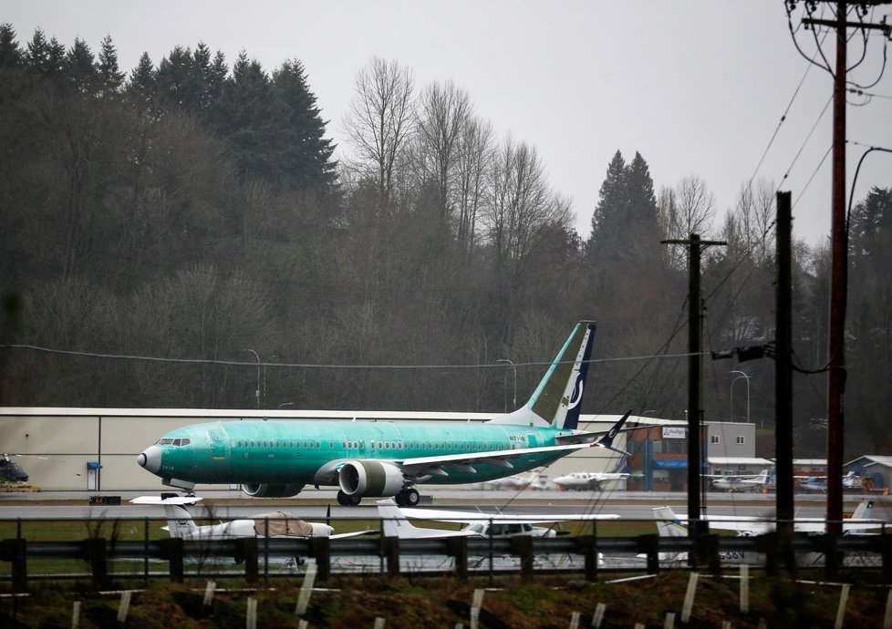 Boeing po problémech s řadou 737 MAX loni dodal pouze 380 strojů. Předstihl ho Airbus.