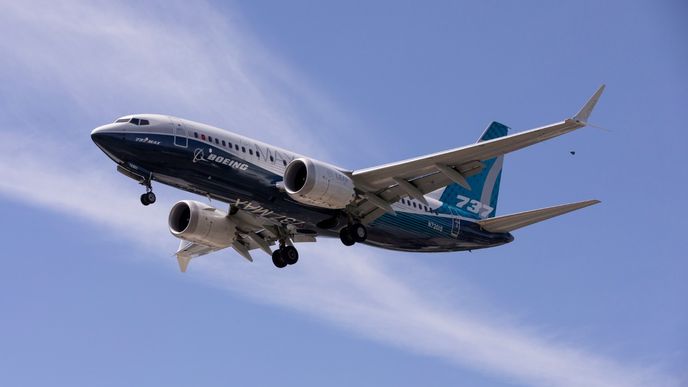 Nekonečný příběh Boeingu 737 MAX se zřejmě pomalu chýlí ke konci. Americký letecký úřad FAA i jeho evropský protějšek EASA prověřily a otestovaly vylepšení, která Boeing uplatnil na svém klíčovém modelu, aby s ním konečně bylo možné bezpečně létat. Boeing 737 MAX absolvoval v USA nové testy (29. 6. 2020)